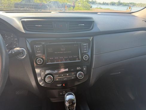 Used 2018 Nissan Rogue SV FWD image 17