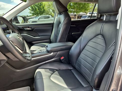 Used 2023 Toyota Highlander XLE AWD/4WD image 21