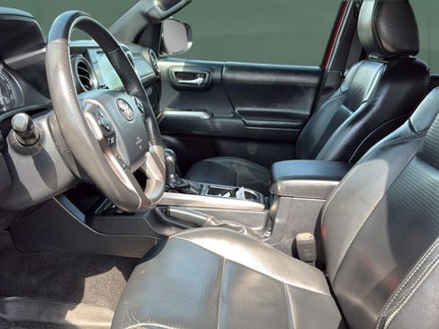 Used 2018 Toyota Tacoma Limited AWD/4WD image 17