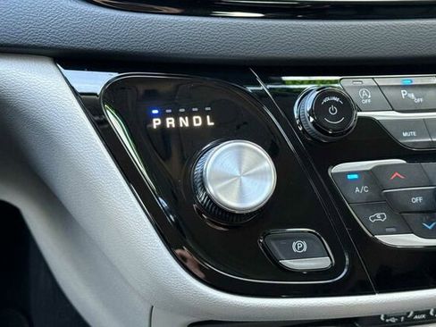 Used 2023 Chrysler Pacifica Touring-L image 22