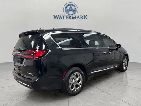 Used 2023 Chrysler Pacifica Limited image 5