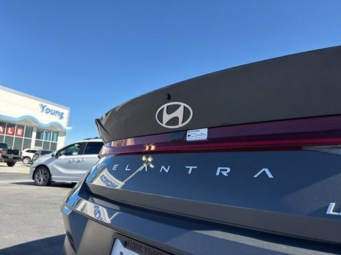 Used 2025 Hyundai Elantra Limited FWD image 29
