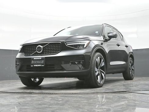 Used 2024 Volvo XC40 B5 Plus image 19