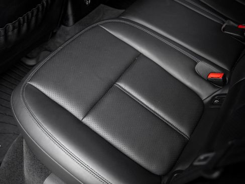 Certified 2024 Porsche Macan AWD/4WD image 34