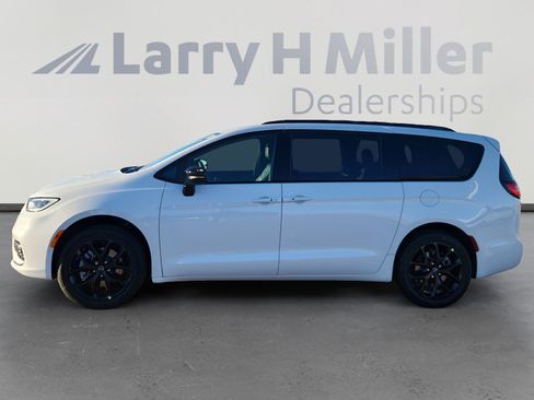 New 2026 Chrysler Pacifica Select w/ S Appearance Package image 3