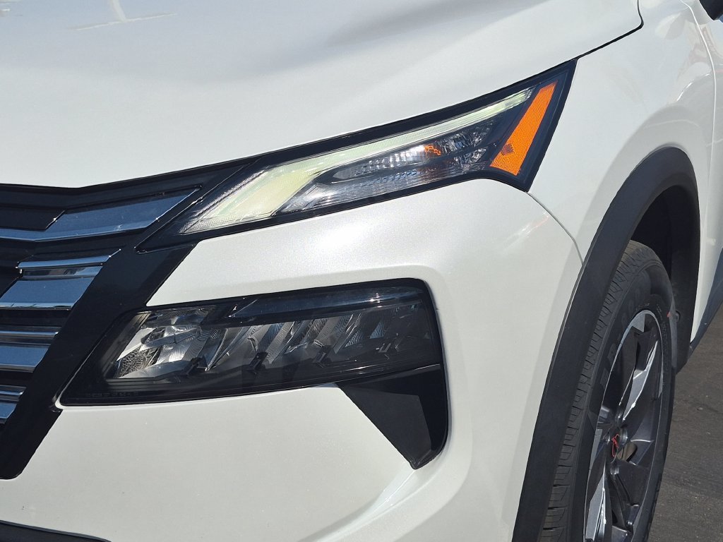 Certified 2025 Nissan Rogue SV FWD image 9