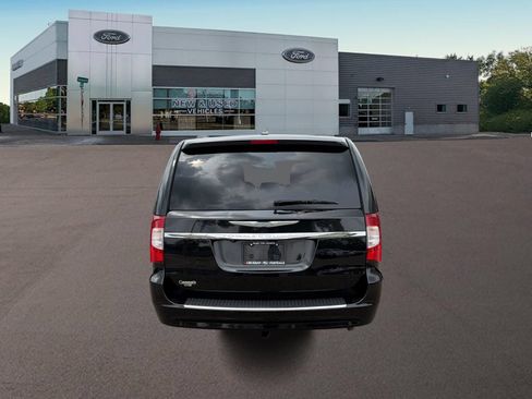 Used 2016 Chrysler Town & Country Touring-L w/ Driver Convenience Group FWD image 8