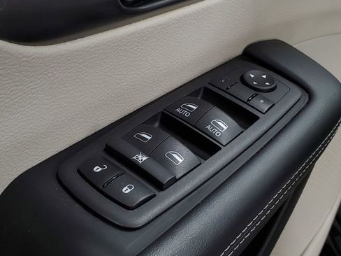 Used 2024 Chrysler Pacifica Touring-L image 27