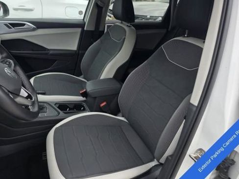Used 2025 Volkswagen Taos SE FWD image 10