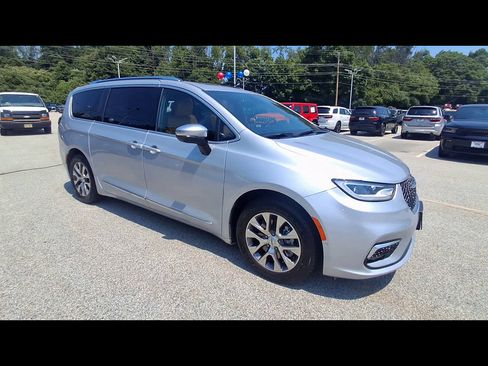 Used 2023 Chrysler Pacifica Pinnacle FWD image 2