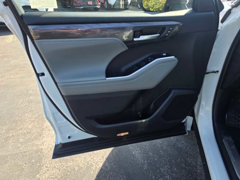 New 2026 Toyota Highlander Platinum image 23