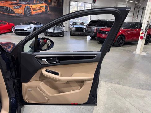 Used 2021 Porsche Macan w/ Premium Package image 71