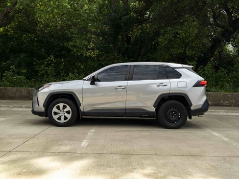 Used 2022 Toyota RAV4 LE FWD image 6