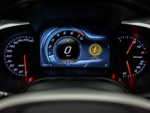 Used 2015 Chevrolet Corvette Z06 w/ 3LZ Preferred Equipment Group RWD image 96