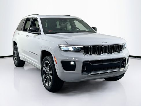 Used 2022 Jeep Grand Cherokee Overland w/ Luxury Tech Group IV AWD/4WD image 3