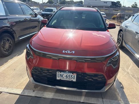 Used 2023 Kia Niro Wind w/ Wind Preserve Package FWD image 2