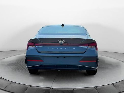 New 2025 Hyundai Elantra SE image 6