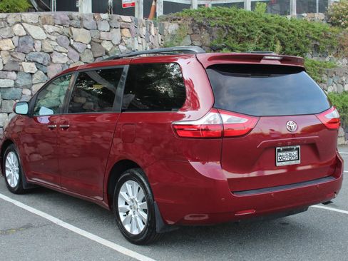 Used 2015 Toyota Sienna XLE Premium image 7