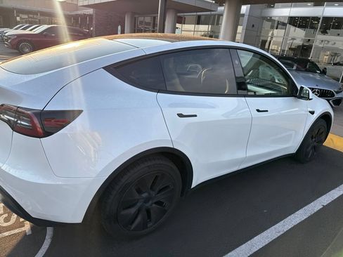 Used 2024 Tesla Model Y Long Range RWD image 5