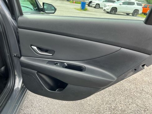 Used 2025 Hyundai Elantra SEL FWD image 31