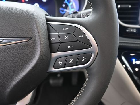 Used 2023 Chrysler Pacifica Touring-L image 23