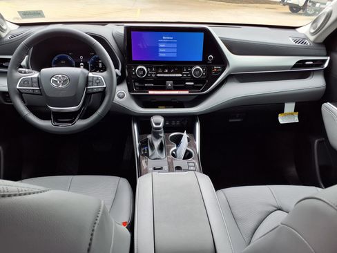 New 2026 Toyota Highlander Platinum AWD/4WD image 11
