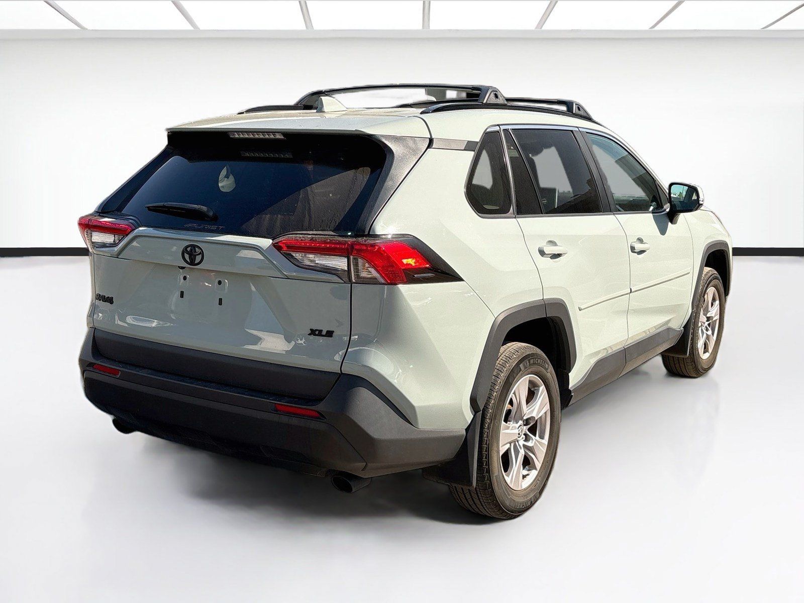 Used 2023 Toyota RAV4 XLE w/ Convenience Package FWD image 4
