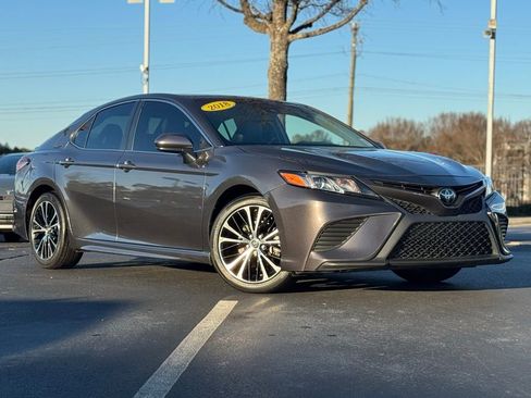 Used 2018 Toyota Camry SE w/ Moonroof Package image 2