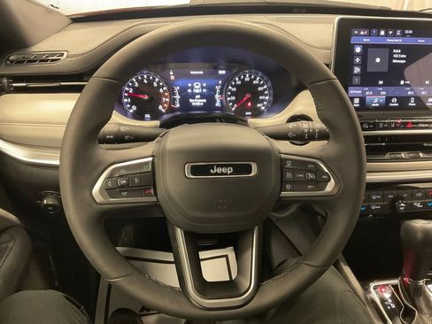 Used 2025 Jeep Compass Limited image 7