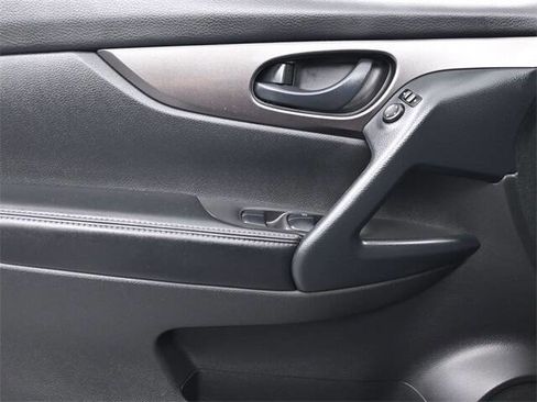 Used 2021 Nissan Rogue Sport S image 7