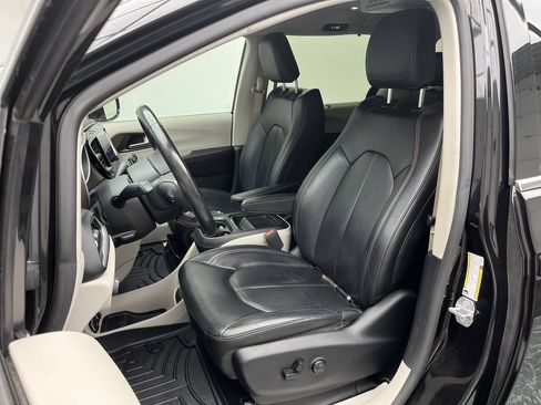 Used 2019 Chrysler Pacifica Touring-L FWD image 10