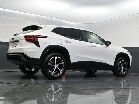 Certified 2025 Chevrolet Trax RS w/ Sunroof Package FWD image 40