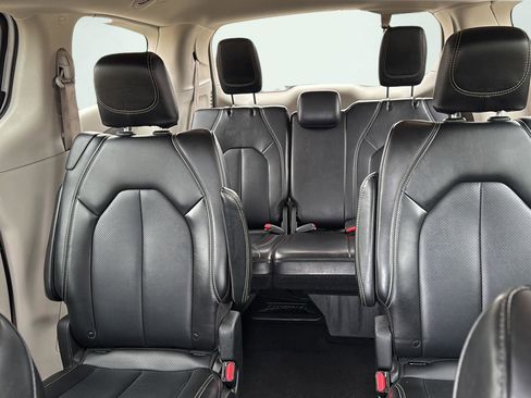 Used 2024 Chrysler Pacifica Touring-L image 21