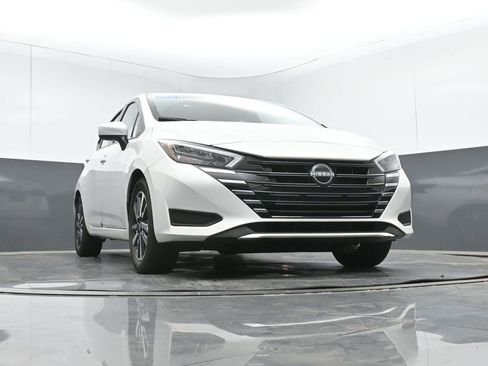 Used 2025 Nissan Versa SV image 39