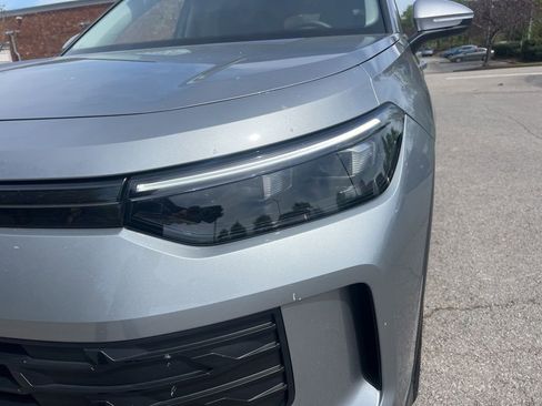 Used 2025 Volkswagen Tiguan SE image 9