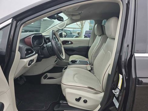Used 2017 Chrysler Pacifica Limited w/ UConnect Theater Package FWD image 9