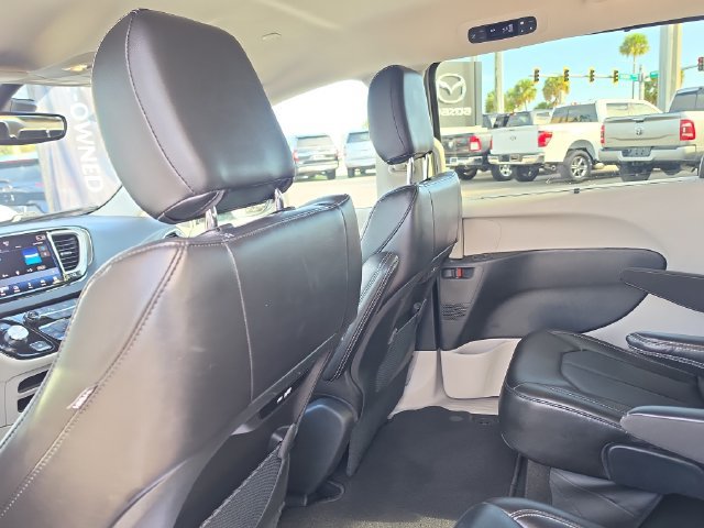Used 2024 Chrysler Pacifica Touring-L FWD image 11