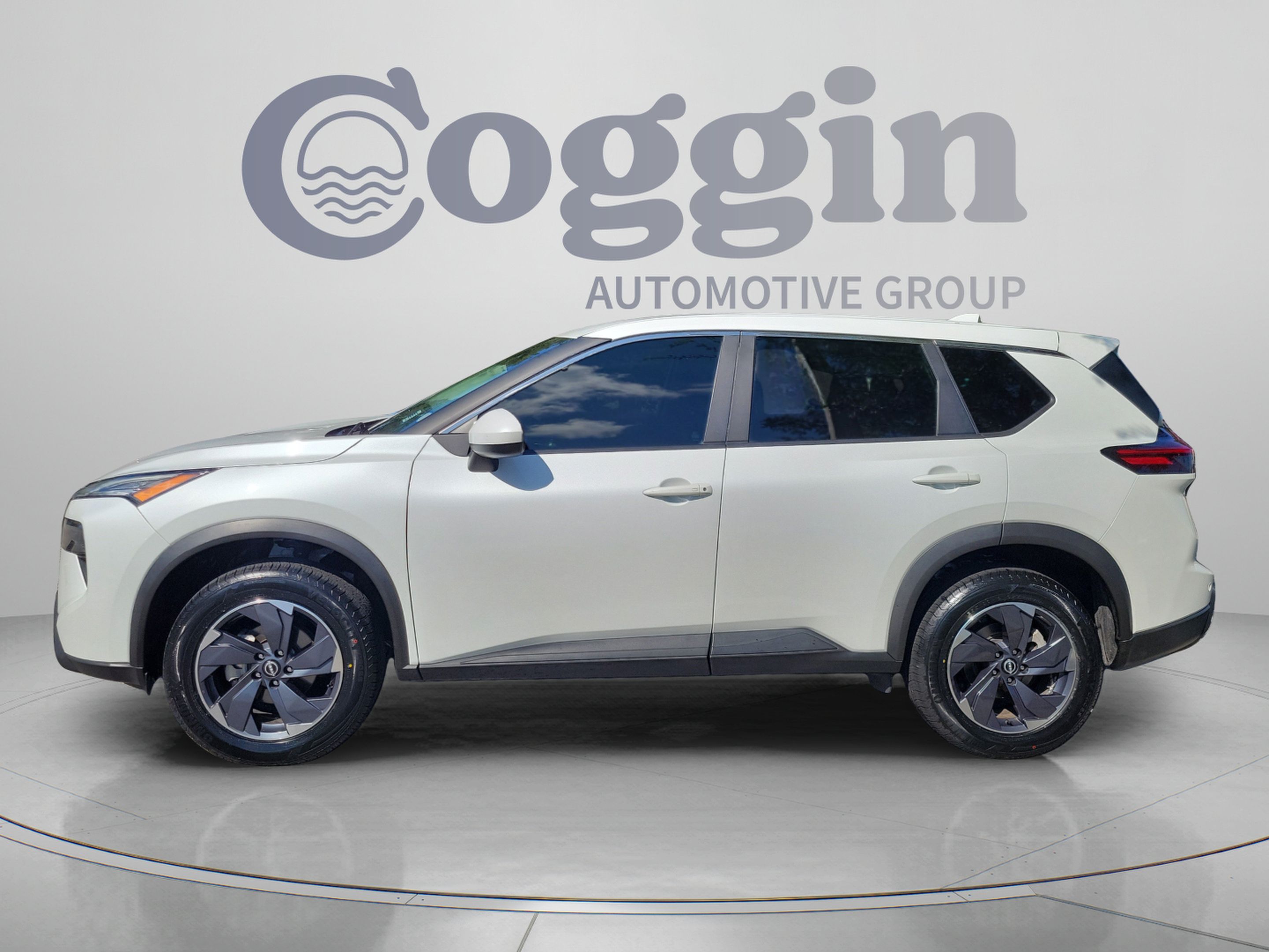 Used 2024 Nissan Rogue SV FWD image 2
