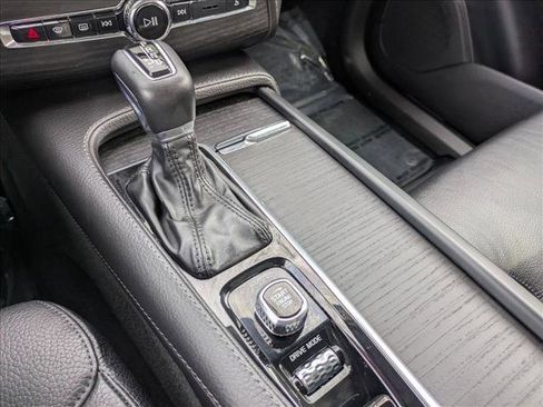 Used 2020 Volvo XC90 T6 Momentum image 12