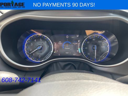 Used 2023 Chrysler Pacifica Touring-L FWD image 19