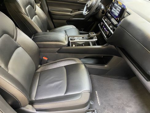 Used 2024 Nissan Pathfinder SL image 25
