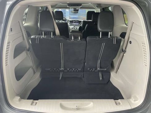 Used 2022 Chrysler Pacifica Touring-L FWD image 9