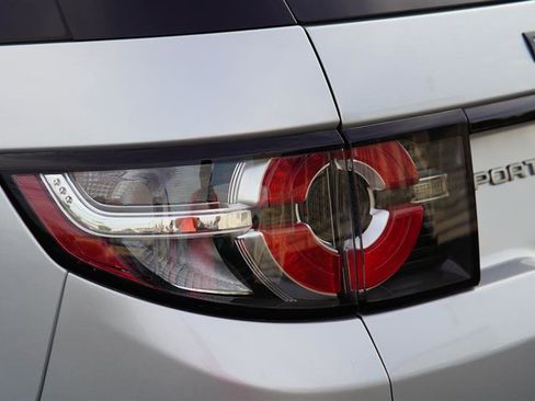 Used 2019 Land Rover Discovery Sport SE image 32