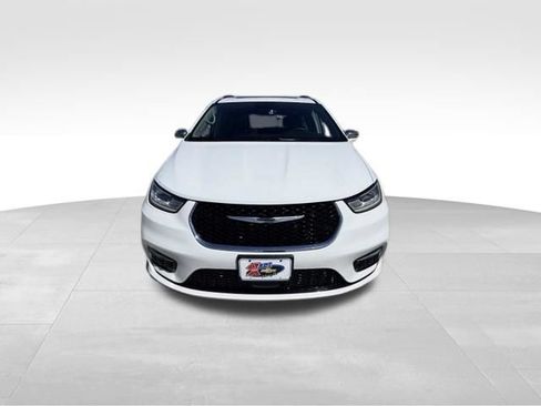 Used 2022 Chrysler Pacifica Limited FWD image 2