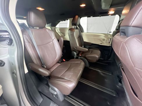 Used 2021 Toyota Sienna Platinum AWD/4WD image 30