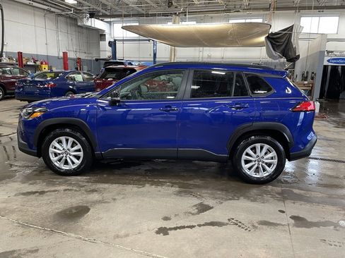 Used 2025 Toyota Corolla Cross LE image 2