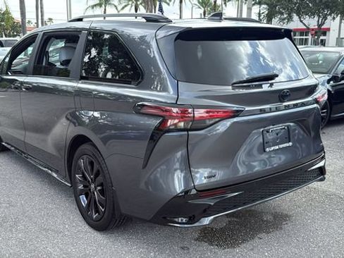 Used 2025 Toyota Sienna XSE w/ XSE Plus Package FWD image 5