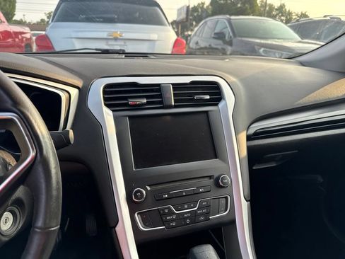 Used 2016 Ford Fusion SE FWD image 8