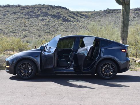 Used 2024 Tesla Model Y Long Range image 7