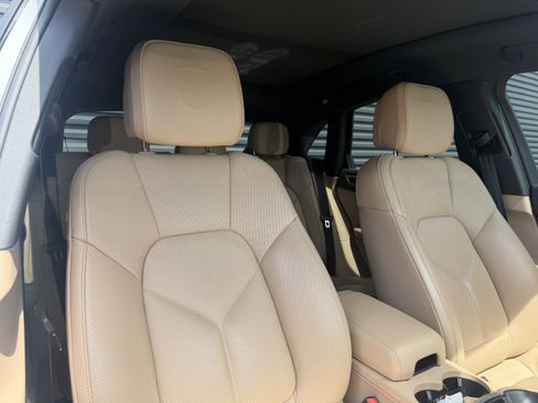 Certified 2024 Porsche Macan AWD/4WD image 21